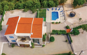 4 Bedroom Amazing Home In Duge Njive